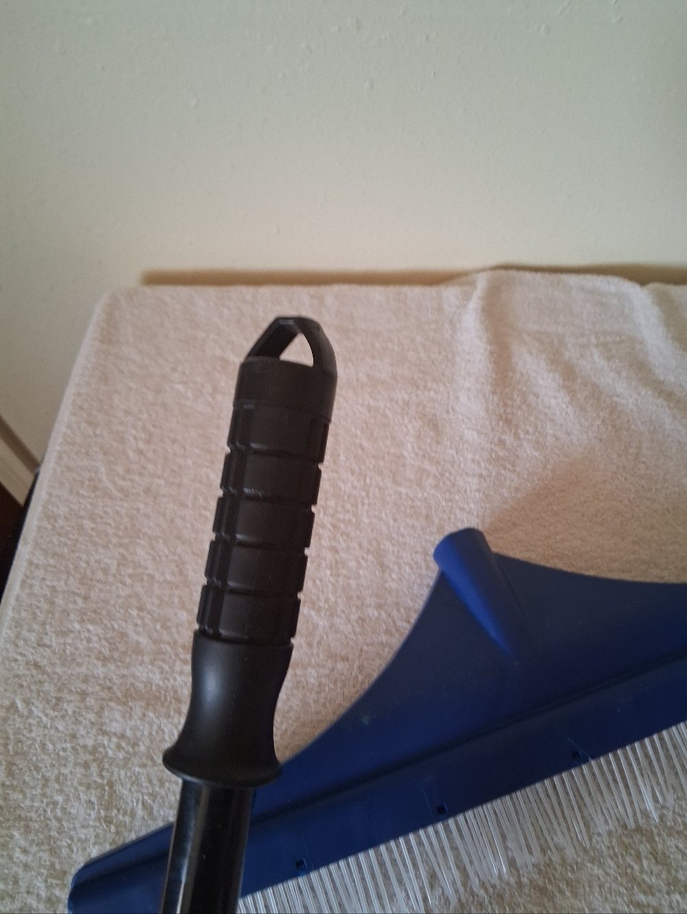 New 18" Carpet Rake 51" Telescope Handle Plastic Light Weight Black Blue Nwot - Picture 8 of 8